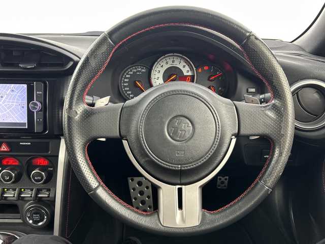 トヨタ ８６ GT リミテッド 愛知県 2014(平26)年 5.5万km サテンホワイトパール 純正7インチＳＤナビ（ＮＳＺＴ－Ｗ６２Ｇ）　/フルセグ/ＣＤ/ＤＶＤ/Ｂｌｕｅｔｏｏｔｈ　/ＥＴＣ/ＭＴモード付ＡＴ　/ハーフレザーシート/前席シートヒーター/アイドリングストップ　/バイキセノンライト　/フォグランプ　/バックフォグ　/オートライト　/スマートキー/スペアキー