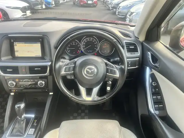 マツダ ＣＸ－５ 25S Lパッケージ 島根県 2016(平28)年 10万km ソウルレッドプレミアムメタリック 純正ＳＤナビ　/(AM/FM/地デジTV/DVD再生/Ｂｌｕｅｔｏｏｔｈ接続)　/ＥＴＣ　/バックカメラ　/マツダ・レーダー・クルーズ・コントロール/ブラインドスポットモニター/レーンアシスト/スマート・シティ・ブレーキ・サポート　/リアコーナーセンサー/ホワイトレザーシート/運転席メモリシート　/前席パワーシート/シートヒーター　/電動パーキングブレーキ　/純正ＬＥＤヘッドライト　/純正１７インチアルミホイール　/純正フロアマット