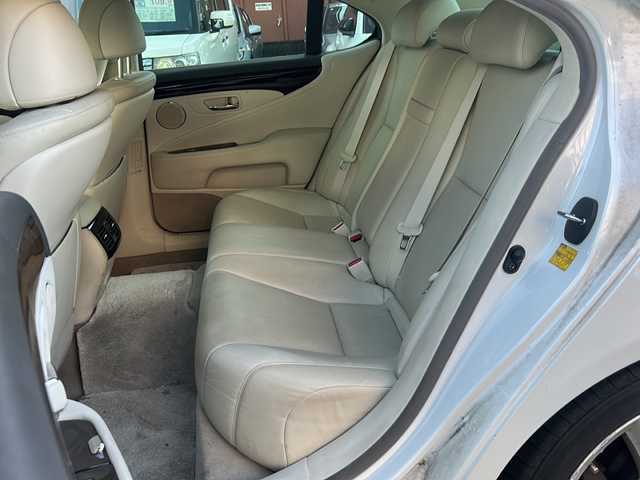 レクサス ＬＳ 460 Iパッケージ 宮崎県 2006(平18)年 13.6万km ホワイトパールクリスタルシャイン 純正ＨＤＤナビ(ＢＴ　ＣＤ　ＨＤＤ　テレビ使用不可)/パワーシートＤＮ席/シートヒーターＤＮ席/ハンドルヒーター/バッグカメラ/クルーズコントロール/オートライト/ＥＴＣ/電動サンシェード/レザーシート/純正アルミホイール/純正フロアマット/リモコンキー/スペアキー