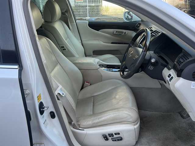 レクサス ＬＳ 460 Iパッケージ 宮崎県 2006(平18)年 13.6万km ホワイトパールクリスタルシャイン 純正ＨＤＤナビ(ＢＴ　ＣＤ　ＨＤＤ　テレビ使用不可)/パワーシートＤＮ席/シートヒーターＤＮ席/ハンドルヒーター/バッグカメラ/クルーズコントロール/オートライト/ＥＴＣ/電動サンシェード/レザーシート/純正アルミホイール/純正フロアマット/リモコンキー/スペアキー