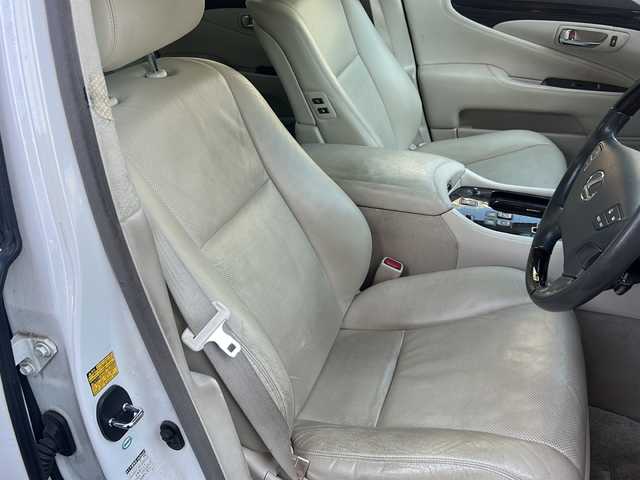 レクサス ＬＳ 460 Iパッケージ 宮崎県 2006(平18)年 13.6万km ホワイトパールクリスタルシャイン 純正ＨＤＤナビ(ＢＴ　ＣＤ　ＨＤＤ　テレビ使用不可)/パワーシートＤＮ席/シートヒーターＤＮ席/ハンドルヒーター/バッグカメラ/クルーズコントロール/オートライト/ＥＴＣ/電動サンシェード/レザーシート/純正アルミホイール/純正フロアマット/リモコンキー/スペアキー