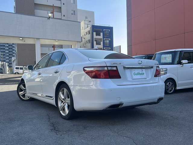 レクサス ＬＳ 460 Iパッケージ 宮崎県 2006(平18)年 13.6万km ホワイトパールクリスタルシャイン 純正ＨＤＤナビ(ＢＴ　ＣＤ　ＨＤＤ　テレビ使用不可)/パワーシートＤＮ席/シートヒーターＤＮ席/ハンドルヒーター/バッグカメラ/クルーズコントロール/オートライト/ＥＴＣ/電動サンシェード/レザーシート/純正アルミホイール/純正フロアマット/リモコンキー/スペアキー