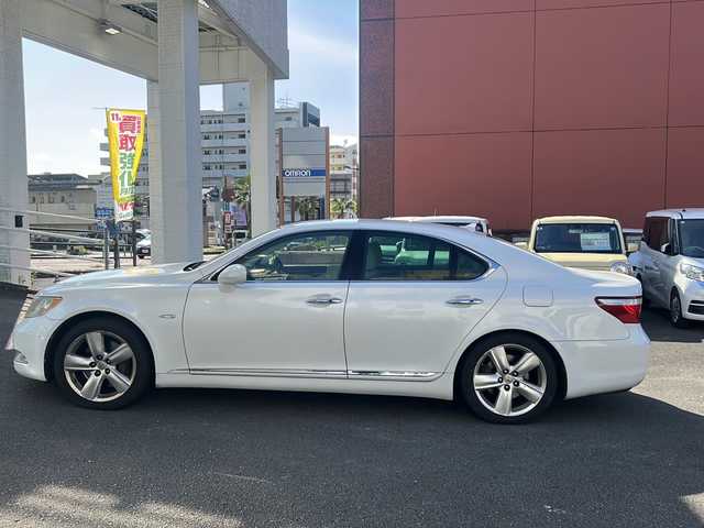 レクサス ＬＳ 460 Iパッケージ 宮崎県 2006(平18)年 13.6万km ホワイトパールクリスタルシャイン 純正ＨＤＤナビ(ＢＴ　ＣＤ　ＨＤＤ　テレビ使用不可)/パワーシートＤＮ席/シートヒーターＤＮ席/ハンドルヒーター/バッグカメラ/クルーズコントロール/オートライト/ＥＴＣ/電動サンシェード/レザーシート/純正アルミホイール/純正フロアマット/リモコンキー/スペアキー