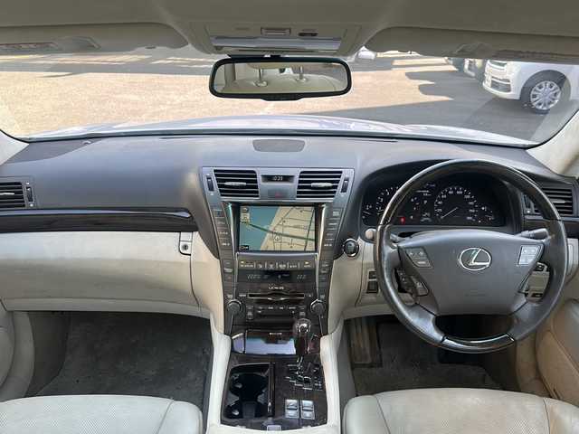 レクサス ＬＳ 460 Iパッケージ 宮崎県 2006(平18)年 13.6万km ホワイトパールクリスタルシャイン 純正ＨＤＤナビ(ＢＴ　ＣＤ　ＨＤＤ　テレビ使用不可)/パワーシートＤＮ席/シートヒーターＤＮ席/ハンドルヒーター/バッグカメラ/クルーズコントロール/オートライト/ＥＴＣ/電動サンシェード/レザーシート/純正アルミホイール/純正フロアマット/リモコンキー/スペアキー