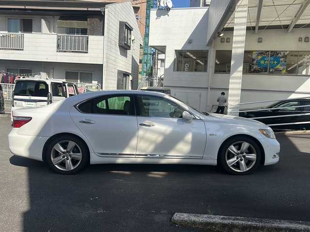 レクサス ＬＳ 460 Iパッケージ 宮崎県 2006(平18)年 13.6万km ホワイトパールクリスタルシャイン 純正ＨＤＤナビ(ＢＴ　ＣＤ　ＨＤＤ　テレビ使用不可)/パワーシートＤＮ席/シートヒーターＤＮ席/ハンドルヒーター/バッグカメラ/クルーズコントロール/オートライト/ＥＴＣ/電動サンシェード/レザーシート/純正アルミホイール/純正フロアマット/リモコンキー/スペアキー