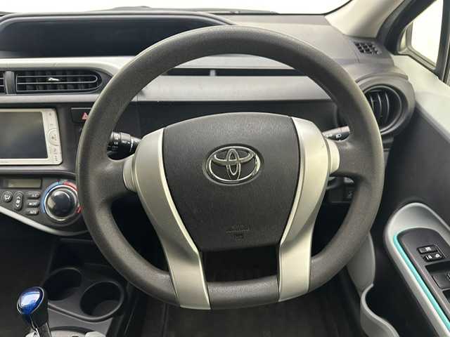 トヨタ アクア S 兵庫県 2013(平25)年 8.2万km グレーメタリック ・純正ＳＤナビ　（NSCP-W62）/（Ｂｌｕｅｔｏｏｔｈ　ワンセグ　ＣＤ　ＳＤ）/・社外前後ドライブレコーダー/・ＥＴＣ/・純正１５インチAW/・純正フロアマット/・電動格納ミラー/・リモコンキー/・ハロゲンライト/・ドアバイザー