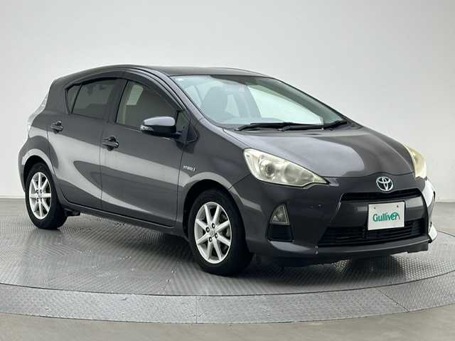 トヨタ アクア S 兵庫県 2013(平25)年 8.2万km グレーメタリック ・純正ＳＤナビ　（NSCP-W62）/（Ｂｌｕｅｔｏｏｔｈ　ワンセグ　ＣＤ　ＳＤ）/・社外前後ドライブレコーダー/・ＥＴＣ/・純正１５インチAW/・純正フロアマット/・電動格納ミラー/・リモコンキー/・ハロゲンライト/・ドアバイザー