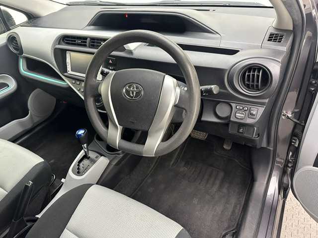 トヨタ アクア S 兵庫県 2013(平25)年 8.2万km グレーメタリック ・純正ＳＤナビ　（NSCP-W62）/（Ｂｌｕｅｔｏｏｔｈ　ワンセグ　ＣＤ　ＳＤ）/・社外前後ドライブレコーダー/・ＥＴＣ/・純正１５インチAW/・純正フロアマット/・電動格納ミラー/・リモコンキー/・ハロゲンライト/・ドアバイザー