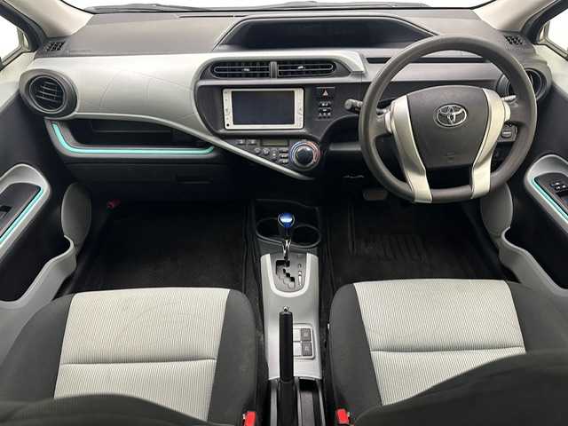 トヨタ アクア S 兵庫県 2013(平25)年 8.2万km グレーメタリック ・純正ＳＤナビ　（NSCP-W62）/（Ｂｌｕｅｔｏｏｔｈ　ワンセグ　ＣＤ　ＳＤ）/・社外前後ドライブレコーダー/・ＥＴＣ/・純正１５インチAW/・純正フロアマット/・電動格納ミラー/・リモコンキー/・ハロゲンライト/・ドアバイザー