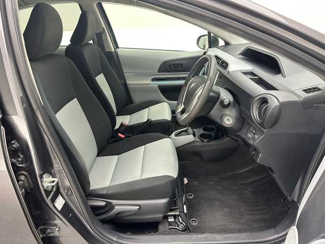 トヨタ アクア S 兵庫県 2013(平25)年 8.2万km グレーメタリック ・純正ＳＤナビ　（NSCP-W62）/（Ｂｌｕｅｔｏｏｔｈ　ワンセグ　ＣＤ　ＳＤ）/・社外前後ドライブレコーダー/・ＥＴＣ/・純正１５インチAW/・純正フロアマット/・電動格納ミラー/・リモコンキー/・ハロゲンライト/・ドアバイザー