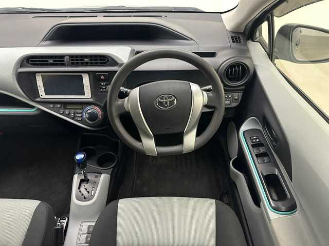 トヨタ アクア S 兵庫県 2013(平25)年 8.2万km グレーメタリック ・純正ＳＤナビ　（NSCP-W62）/（Ｂｌｕｅｔｏｏｔｈ　ワンセグ　ＣＤ　ＳＤ）/・社外前後ドライブレコーダー/・ＥＴＣ/・純正１５インチAW/・純正フロアマット/・電動格納ミラー/・リモコンキー/・ハロゲンライト/・ドアバイザー