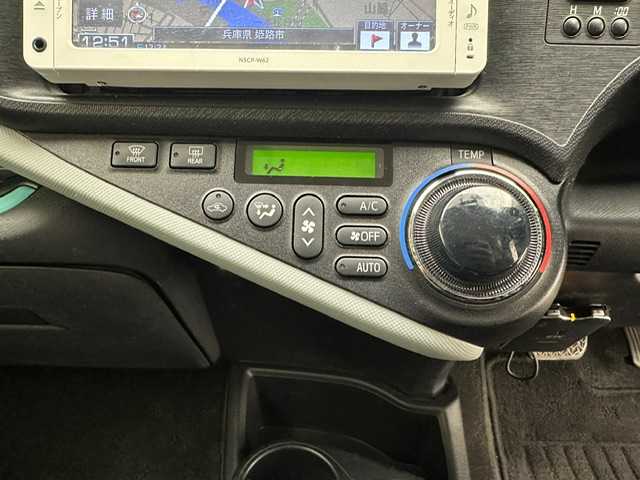 トヨタ アクア S 兵庫県 2013(平25)年 8.2万km グレーメタリック ・純正ＳＤナビ　（NSCP-W62）/（Ｂｌｕｅｔｏｏｔｈ　ワンセグ　ＣＤ　ＳＤ）/・社外前後ドライブレコーダー/・ＥＴＣ/・純正１５インチAW/・純正フロアマット/・電動格納ミラー/・リモコンキー/・ハロゲンライト/・ドアバイザー