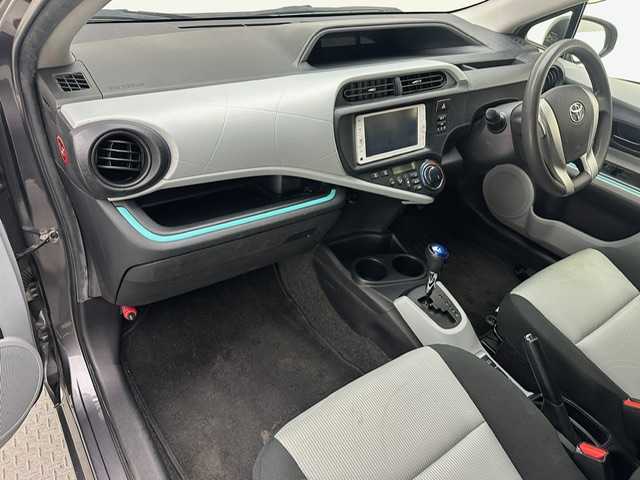 トヨタ アクア S 兵庫県 2013(平25)年 8.2万km グレーメタリック ・純正ＳＤナビ　（NSCP-W62）/（Ｂｌｕｅｔｏｏｔｈ　ワンセグ　ＣＤ　ＳＤ）/・社外前後ドライブレコーダー/・ＥＴＣ/・純正１５インチAW/・純正フロアマット/・電動格納ミラー/・リモコンキー/・ハロゲンライト/・ドアバイザー