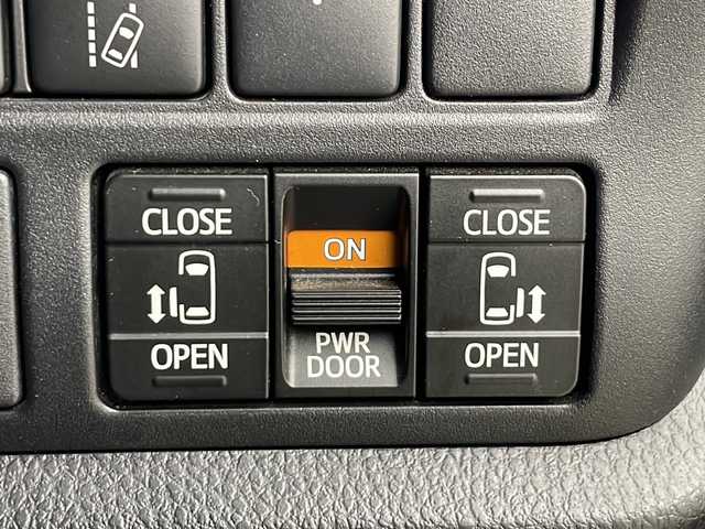 トヨタ ノア Si ダブルバイビー 秋田県 2019(平31)年 6.4万km ホワイトパールクリスタルシャイン 4WD/純正SDナビ　/フルセグTV/CD/DVD/Bluetooth/フリップダウンモニター　/両側パワースライドドア　/バックカメラ　/クルーズコントロール　/レーンキープアシスト/衝突被害軽減ブレーキ　/ビルトインＥＴＣ　/前後ドライブレコーダー/ＬＥＤヘッドライト　/フォグ/サンシェード/スペアキー/プッシュスタート/オートマチックハイビーム/寒冷地仕様