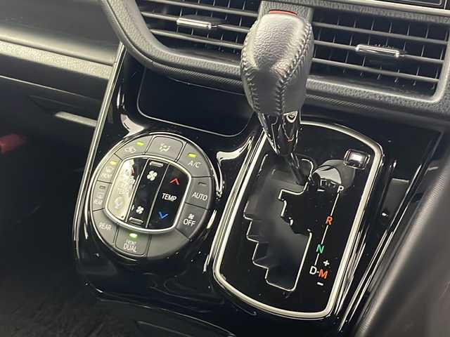 トヨタ ノア Si ダブルバイビー 秋田県 2019(平31)年 6.4万km ホワイトパールクリスタルシャイン 4WD/純正SDナビ　/フルセグTV/CD/DVD/Bluetooth/フリップダウンモニター　/両側パワースライドドア　/バックカメラ　/クルーズコントロール　/レーンキープアシスト/衝突被害軽減ブレーキ　/ビルトインＥＴＣ　/前後ドライブレコーダー/ＬＥＤヘッドライト　/フォグ/サンシェード/スペアキー/プッシュスタート/オートマチックハイビーム/寒冷地仕様