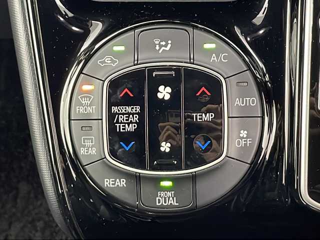 トヨタ ノア Si ダブルバイビー 秋田県 2019(平31)年 6.4万km ホワイトパールクリスタルシャイン 4WD/純正SDナビ　/フルセグTV/CD/DVD/Bluetooth/フリップダウンモニター　/両側パワースライドドア　/バックカメラ　/クルーズコントロール　/レーンキープアシスト/衝突被害軽減ブレーキ　/ビルトインＥＴＣ　/前後ドライブレコーダー/ＬＥＤヘッドライト　/フォグ/サンシェード/スペアキー/プッシュスタート/オートマチックハイビーム/寒冷地仕様