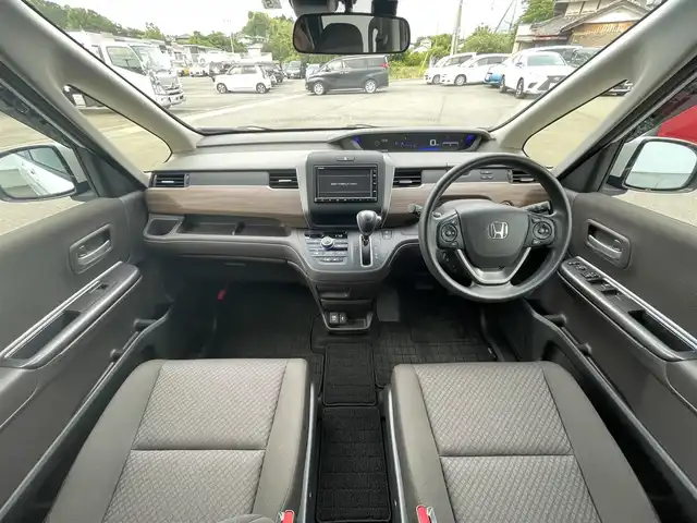 ホンダ フリード G 愛媛県 2023(令5)年 1.5万km プラチナホワイトパール 純正ナビ/AM/FM/CD/DVD/BT/バックカメラ　/両側電動ドア　/ホンダセンシング　/アダプティブクルーズコントロール　/車線逸脱防止装置/衝突被害軽減装置/ステアリングスイッチ　/D/N席シートヒーター　/電格ミラー/ヒートミラー　/ドラレコ　/ETC　/LEDヘッドライト/フロントワイパーデアイサー/現状サマー(鉄)(185/65/R15)