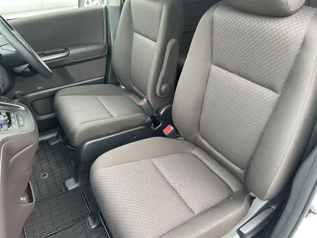 ホンダ フリード G 愛媛県 2023(令5)年 1.5万km プラチナホワイトパール 純正ナビ/AM/FM/CD/DVD/BT/バックカメラ　/両側電動ドア　/ホンダセンシング　/アダプティブクルーズコントロール　/車線逸脱防止装置/衝突被害軽減装置/ステアリングスイッチ　/D/N席シートヒーター　/電格ミラー/ヒートミラー　/ドラレコ　/ETC　/LEDヘッドライト/フロントワイパーデアイサー/現状サマー(鉄)(185/65/R15)