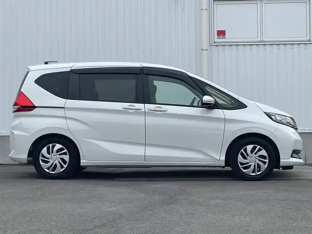 ホンダ フリード G 愛媛県 2023(令5)年 1.5万km プラチナホワイトパール 純正ナビ/AM/FM/CD/DVD/BT/バックカメラ　/両側電動ドア　/ホンダセンシング　/アダプティブクルーズコントロール　/車線逸脱防止装置/衝突被害軽減装置/ステアリングスイッチ　/D/N席シートヒーター　/電格ミラー/ヒートミラー　/ドラレコ　/ETC　/LEDヘッドライト/フロントワイパーデアイサー/現状サマー(鉄)(185/65/R15)
