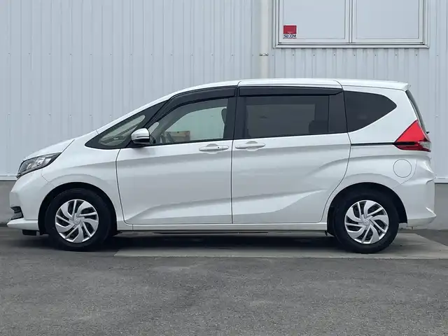 ホンダ フリード G 愛媛県 2023(令5)年 1.5万km プラチナホワイトパール 純正ナビ/AM/FM/CD/DVD/BT/バックカメラ　/両側電動ドア　/ホンダセンシング　/アダプティブクルーズコントロール　/車線逸脱防止装置/衝突被害軽減装置/ステアリングスイッチ　/D/N席シートヒーター　/電格ミラー/ヒートミラー　/ドラレコ　/ETC　/LEDヘッドライト/フロントワイパーデアイサー/現状サマー(鉄)(185/65/R15)