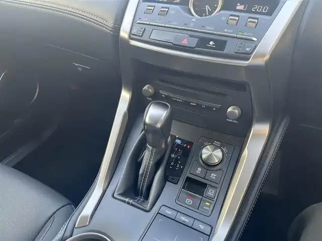 レクサス ＮＸ 300h Iパッケージ 三重県 2018(平30)年 8.2万km ソニッククォーツ ワンオーナー/セーフティシステムプラス/レーダークルーズ/角型3眼LEDヘッドランプ/パワーバックドア/L_texシート/シートヒーター/革巻ステアリング/ステアリングヒーター/18インチアルミホイール/SDナビゲーション/地デジTV/Blu-ray/DVD/CD/Bluetooth/バック・サイドカメラ