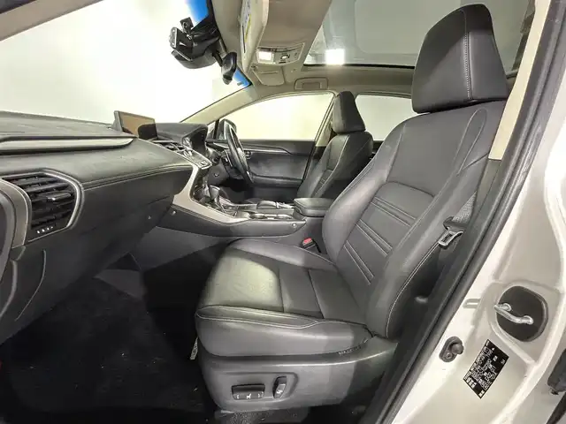 レクサス ＮＸ 300 Iパッケージ 佐賀県 2018(平30)年 4.2万km ソニッククォーツ ガラスルーフ/純正10インチナビ/CD/DVD/AM/FM/フルセグTV/USB/Bluetooth/レクサスセーフティシステム/全周囲カメラ/ワンオーナー/レーダークルーズコントロール/ブラインドスポットモニター/パワーバックドア /クリアランスソナー /前方ドライブレコーダー/パドルシフト/黒レザーシート/前席パワーシート/シートヒーター/ハンドルヒーター/ドアミラーヒーター/純正18インチアルミホイール/フロアマット/LEDライト/フォグライト /オートライト/オートハイビーム /スマートキー/スペアキー/100V充電/保証書/取扱説明書