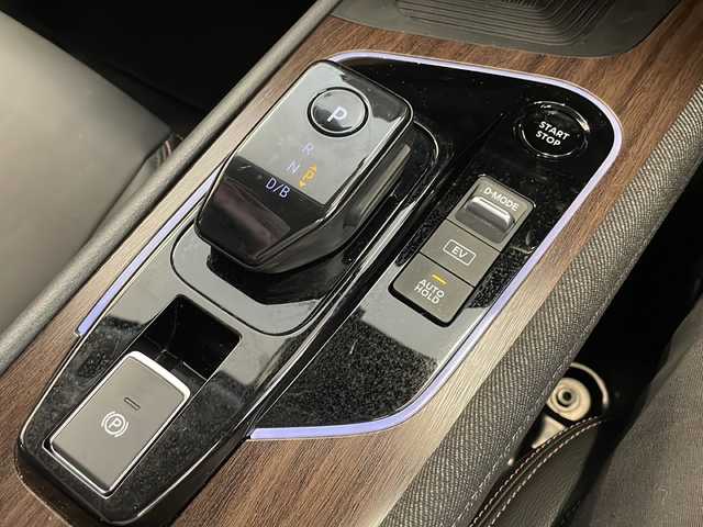 日産 オーラ G  90周年記念車 岐阜県 2024(令6)年 1.2万km ガーネットレッド/スーパーブラック 2トーン BOSEパーソナルプラスサウンドシステム/G 90周年記念車/純正ナビゲーション/アラウンドビューモニター/Bluetooth/フルセグ視聴/プロパイロット（ナビリンク機能付）/デジタルインナーミラー/ドライブレコーダー（車内付き）/ETC2.0/LEDヘッドライト/オートハイビーム/オートライト/プッシュスタート/スマートキー/スペアキー/専用17インチブラックアルミホイール/カッパーフォグランプフィニッシャー/90th Anniversary専用シート/前席シートヒーター/緊急停止支援システム（SOSコール機能付）/ワイヤレス充電器/USB電源ソケット（タイプA 2個、タイプC 1個）/ブラインドスポットモニター/エマージェンシーブレーキー/取扱説明書・記録簿