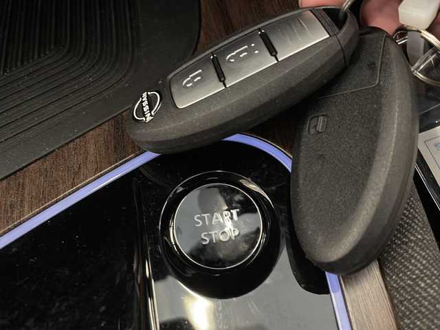 日産 オーラ G  90周年記念車 岐阜県 2024(令6)年 1.2万km ガーネットレッド/スーパーブラック 2トーン BOSEパーソナルプラスサウンドシステム/G 90周年記念車/純正ナビゲーション/アラウンドビューモニター/Bluetooth/フルセグ視聴/プロパイロット（ナビリンク機能付）/デジタルインナーミラー/ドライブレコーダー（車内付き）/ETC2.0/LEDヘッドライト/オートハイビーム/オートライト/プッシュスタート/スマートキー/スペアキー/専用17インチブラックアルミホイール/カッパーフォグランプフィニッシャー/90th Anniversary専用シート/前席シートヒーター/緊急停止支援システム（SOSコール機能付）/ワイヤレス充電器/USB電源ソケット（タイプA 2個、タイプC 1個）/ブラインドスポットモニター/エマージェンシーブレーキー/取扱説明書・記録簿