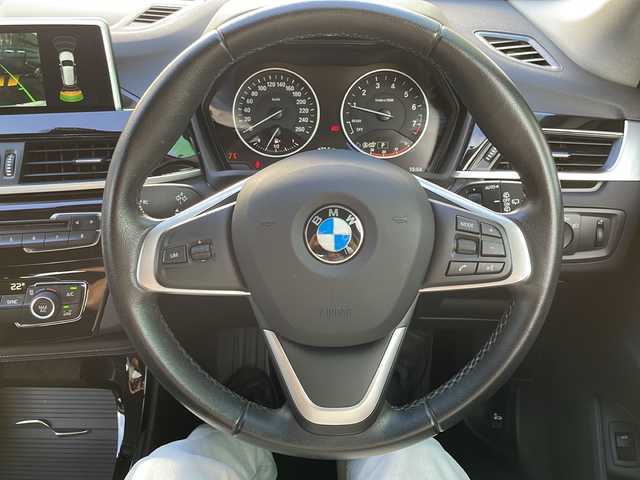 ＢＭＷ Ｘ１ sDrive 18i Xライン 大阪府 2017(平29)年 3万km パール 純正ナビ（CD/DVD/Bluetooth）/バックカメラ/ETC/衝突軽減ブレーキ/革巻きステアリング/スポーツモード/スマートキー/プッシュスタートボタン/USBジャック/12V電源/LEDヘッドライト/フォグランプ/前後コーナーセンサー/ルーフレール/純正18インチアルミホイール