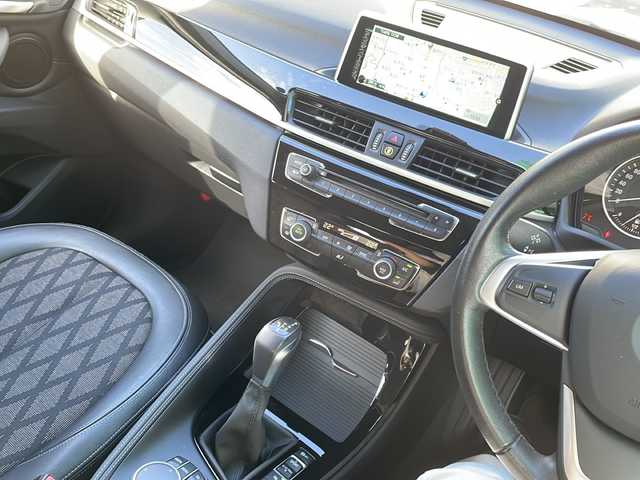 ＢＭＷ Ｘ１ sDrive 18i Xライン 大阪府 2017(平29)年 3万km パール 純正ナビ（CD/DVD/Bluetooth）/バックカメラ/ETC/衝突軽減ブレーキ/革巻きステアリング/スポーツモード/スマートキー/プッシュスタートボタン/USBジャック/12V電源/LEDヘッドライト/フォグランプ/前後コーナーセンサー/ルーフレール/純正18インチアルミホイール
