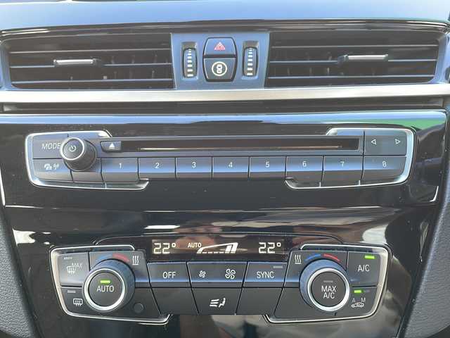 ＢＭＷ Ｘ１ sDrive 18i Xライン 大阪府 2017(平29)年 3万km パール 純正ナビ（CD/DVD/Bluetooth）/バックカメラ/ETC/衝突軽減ブレーキ/革巻きステアリング/スポーツモード/スマートキー/プッシュスタートボタン/USBジャック/12V電源/LEDヘッドライト/フォグランプ/前後コーナーセンサー/ルーフレール/純正18インチアルミホイール