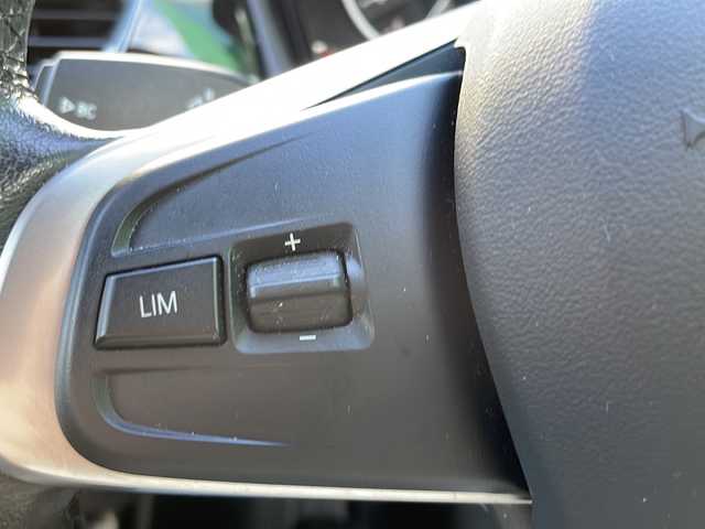 ＢＭＷ Ｘ１ sDrive 18i Xライン 大阪府 2017(平29)年 3万km パール 純正ナビ（CD/DVD/Bluetooth）/バックカメラ/ETC/衝突軽減ブレーキ/革巻きステアリング/スポーツモード/スマートキー/プッシュスタートボタン/USBジャック/12V電源/LEDヘッドライト/フォグランプ/前後コーナーセンサー/ルーフレール/純正18インチアルミホイール