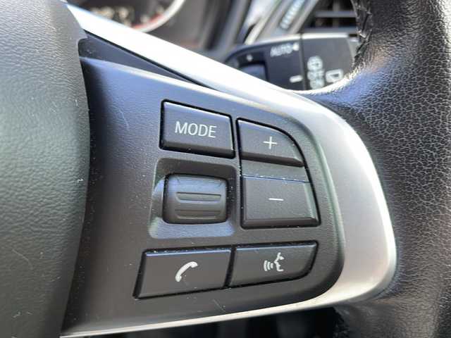 ＢＭＷ Ｘ１ sDrive 18i Xライン 大阪府 2017(平29)年 3万km パール 純正ナビ（CD/DVD/Bluetooth）/バックカメラ/ETC/衝突軽減ブレーキ/革巻きステアリング/スポーツモード/スマートキー/プッシュスタートボタン/USBジャック/12V電源/LEDヘッドライト/フォグランプ/前後コーナーセンサー/ルーフレール/純正18インチアルミホイール
