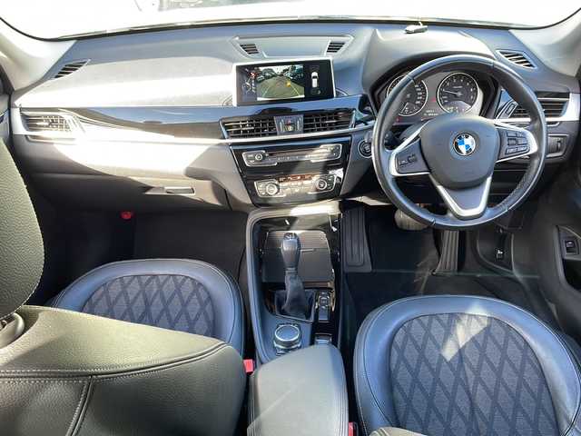 ＢＭＷ Ｘ１ sDrive 18i Xライン 大阪府 2017(平29)年 3万km パール 純正ナビ（CD/DVD/Bluetooth）/バックカメラ/ETC/衝突軽減ブレーキ/革巻きステアリング/スポーツモード/スマートキー/プッシュスタートボタン/USBジャック/12V電源/LEDヘッドライト/フォグランプ/前後コーナーセンサー/ルーフレール/純正18インチアルミホイール