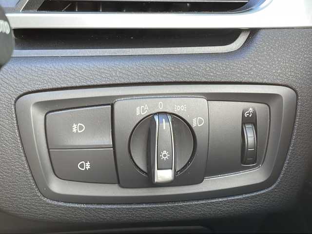 ＢＭＷ Ｘ１ sDrive 18i Xライン 大阪府 2017(平29)年 3万km パール 純正ナビ（CD/DVD/Bluetooth）/バックカメラ/ETC/衝突軽減ブレーキ/革巻きステアリング/スポーツモード/スマートキー/プッシュスタートボタン/USBジャック/12V電源/LEDヘッドライト/フォグランプ/前後コーナーセンサー/ルーフレール/純正18インチアルミホイール