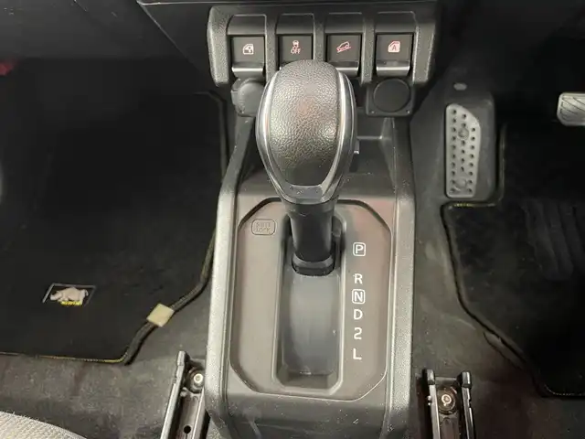 スズキ ジムニー XC 富山県 2020(令2)年 5.8万km シフォンアイボリーM 純正8型ナビ（AM/FM/DVD/BT/フルセグ）/バックカメラ/ドライブレコーダー/ETC/シートヒーター/衝突被害軽減システム/クルーズコントロール/レーンキープアシスト/横滑り防止装置/オートLEDライト/フォグライト/純正アルミホイール/純正フロアマット/革巻きステアリング/ステアリングスイッチ/スマートキー