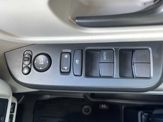 ホンダ Ｎ ＢＯＸ 山口県 2024(令6)年 0.6万km クリスタルブラックパール 純正8インチコネクトナビ/・フルセグテレビ/・Bluetooth接続オーディオ/・バックカメラ/ETC/ホンダセンシング/・衝突軽減ブレーキ/・踏み間違え衝突軽減システム/・急アクセル抑制機能/・路外逸脱抑制機能/・渋滞追従機能付きACC/・車線維持支援システム/・先行車発進お知らせ機能/・標識認識機能/・オートマチックハイビーム/・パーキングセンサーシステム/片側パワースライドドア/純正LEDヘッドライト/純正フロアマット/プッシュスタート/スマートキー/チップアップシート/保証書