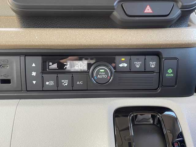 ホンダ Ｎ ＢＯＸ 山口県 2024(令6)年 0.6万km クリスタルブラックパール 純正8インチコネクトナビ/・フルセグテレビ/・Bluetooth接続オーディオ/・バックカメラ/ETC/ホンダセンシング/・衝突軽減ブレーキ/・踏み間違え衝突軽減システム/・急アクセル抑制機能/・路外逸脱抑制機能/・渋滞追従機能付きACC/・車線維持支援システム/・先行車発進お知らせ機能/・標識認識機能/・オートマチックハイビーム/・パーキングセンサーシステム/片側パワースライドドア/純正LEDヘッドライト/純正フロアマット/プッシュスタート/スマートキー/チップアップシート/保証書