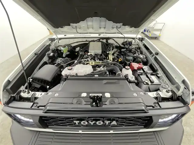 トヨタ ランドクルーザー AX 千葉県 2025(令7)年 0.1千km スーパーホワイトⅡ 登録済未使用車/登録時の走行距離：18km/ワンオーナー/寒冷地仕様/トヨタセーフティセンス/1)プリクラッシュセーフティ/2)レーンディパーチャーアラート/3)オートマチックハイビーム/4)ロードサインアシスト/5)発進遅れ告知機能/電動デフロック（F/R）/デュアルモードオートマチックロッキングハブ/Bi-ｂeamLEDヘッドランプ/LEDフォグランプ/背面スペアタイヤ/ダウンヒルアシストコントロール/ヒルスタートアシストコントロール/ドライブスタートコントロール/クルーズコントロール/ヘッドライトレベライザー/12シガーソケット