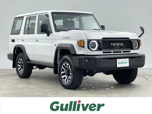 トヨタ ランドクルーザー AX 千葉県 2025(令7)年 0.1千km スーパーホワイトⅡ 登録済未使用車/登録時の走行距離：18km/ワンオーナー/寒冷地仕様/トヨタセーフティセンス/1)プリクラッシュセーフティ/2)レーンディパーチャーアラート/3)オートマチックハイビーム/4)ロードサインアシスト/5)発進遅れ告知機能/電動デフロック（F/R）/デュアルモードオートマチックロッキングハブ/Bi-ｂeamLEDヘッドランプ/LEDフォグランプ/背面スペアタイヤ/ダウンヒルアシストコントロール/ヒルスタートアシストコントロール/ドライブスタートコントロール/クルーズコントロール/ヘッドライトレベライザー/12シガーソケット