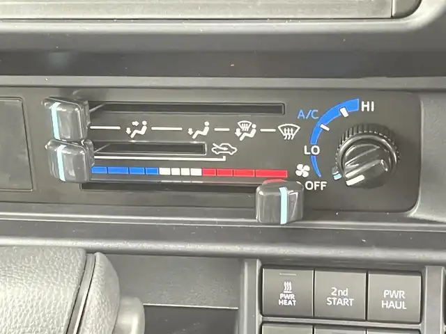 トヨタ ランドクルーザー AX 千葉県 2025(令7)年 0.1千km スーパーホワイトⅡ 登録済未使用車/登録時の走行距離：18km/ワンオーナー/寒冷地仕様/トヨタセーフティセンス/1)プリクラッシュセーフティ/2)レーンディパーチャーアラート/3)オートマチックハイビーム/4)ロードサインアシスト/5)発進遅れ告知機能/電動デフロック（F/R）/デュアルモードオートマチックロッキングハブ/Bi-ｂeamLEDヘッドランプ/LEDフォグランプ/背面スペアタイヤ/ダウンヒルアシストコントロール/ヒルスタートアシストコントロール/ドライブスタートコントロール/クルーズコントロール/ヘッドライトレベライザー/12シガーソケット