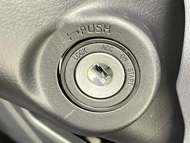 トヨタ ランドクルーザー AX 千葉県 2025(令7)年 0.1千km スーパーホワイトⅡ 登録済未使用車/登録時の走行距離：18km/ワンオーナー/寒冷地仕様/トヨタセーフティセンス/1)プリクラッシュセーフティ/2)レーンディパーチャーアラート/3)オートマチックハイビーム/4)ロードサインアシスト/5)発進遅れ告知機能/電動デフロック（F/R）/デュアルモードオートマチックロッキングハブ/Bi-ｂeamLEDヘッドランプ/LEDフォグランプ/背面スペアタイヤ/ダウンヒルアシストコントロール/ヒルスタートアシストコントロール/ドライブスタートコントロール/クルーズコントロール/ヘッドライトレベライザー/12シガーソケット