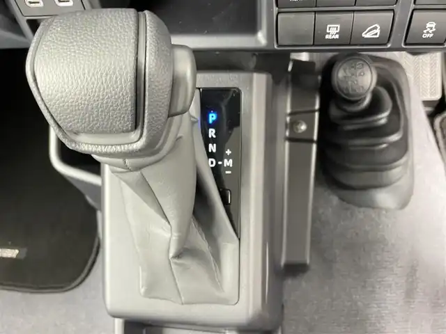 トヨタ ランドクルーザー AX 千葉県 2025(令7)年 0.1千km スーパーホワイトⅡ 登録済未使用車/登録時の走行距離：18km/ワンオーナー/寒冷地仕様/トヨタセーフティセンス/1)プリクラッシュセーフティ/2)レーンディパーチャーアラート/3)オートマチックハイビーム/4)ロードサインアシスト/5)発進遅れ告知機能/電動デフロック（F/R）/デュアルモードオートマチックロッキングハブ/Bi-ｂeamLEDヘッドランプ/LEDフォグランプ/背面スペアタイヤ/ダウンヒルアシストコントロール/ヒルスタートアシストコントロール/ドライブスタートコントロール/クルーズコントロール/ヘッドライトレベライザー/12シガーソケット