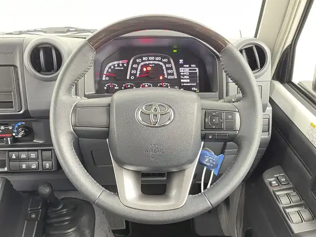 トヨタ ランドクルーザー AX 千葉県 2025(令7)年 0.1千km スーパーホワイトⅡ 登録済未使用車/登録時の走行距離：18km/ワンオーナー/寒冷地仕様/トヨタセーフティセンス/1)プリクラッシュセーフティ/2)レーンディパーチャーアラート/3)オートマチックハイビーム/4)ロードサインアシスト/5)発進遅れ告知機能/電動デフロック（F/R）/デュアルモードオートマチックロッキングハブ/Bi-ｂeamLEDヘッドランプ/LEDフォグランプ/背面スペアタイヤ/ダウンヒルアシストコントロール/ヒルスタートアシストコントロール/ドライブスタートコントロール/クルーズコントロール/ヘッドライトレベライザー/12シガーソケット