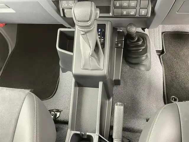 トヨタ ランドクルーザー AX 千葉県 2025(令7)年 0.1千km スーパーホワイトⅡ 登録済未使用車/登録時の走行距離：18km/ワンオーナー/寒冷地仕様/トヨタセーフティセンス/1)プリクラッシュセーフティ/2)レーンディパーチャーアラート/3)オートマチックハイビーム/4)ロードサインアシスト/5)発進遅れ告知機能/電動デフロック（F/R）/デュアルモードオートマチックロッキングハブ/Bi-ｂeamLEDヘッドランプ/LEDフォグランプ/背面スペアタイヤ/ダウンヒルアシストコントロール/ヒルスタートアシストコントロール/ドライブスタートコントロール/クルーズコントロール/ヘッドライトレベライザー/12シガーソケット