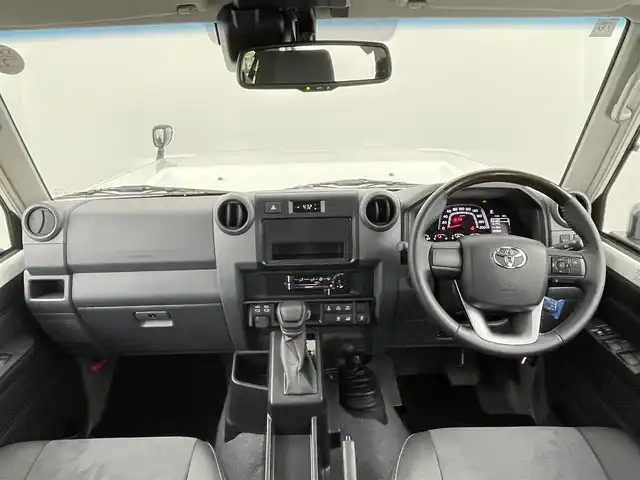 トヨタ ランドクルーザー AX 千葉県 2025(令7)年 0.1千km スーパーホワイトⅡ 登録済未使用車/登録時の走行距離：18km/ワンオーナー/寒冷地仕様/トヨタセーフティセンス/1)プリクラッシュセーフティ/2)レーンディパーチャーアラート/3)オートマチックハイビーム/4)ロードサインアシスト/5)発進遅れ告知機能/電動デフロック（F/R）/デュアルモードオートマチックロッキングハブ/Bi-ｂeamLEDヘッドランプ/LEDフォグランプ/背面スペアタイヤ/ダウンヒルアシストコントロール/ヒルスタートアシストコントロール/ドライブスタートコントロール/クルーズコントロール/ヘッドライトレベライザー/12シガーソケット