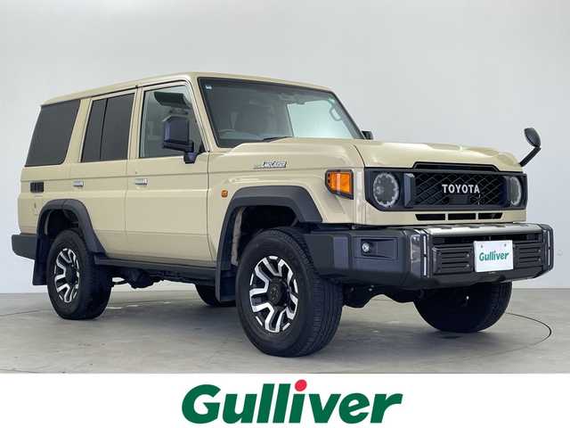 トヨタ ランドクルーザー AX 鹿児島県 2024(令6)年 2.4万km ベージュ アルパイン製ナビ/（フルセグ/Bluetooth）　/クルーズコントロール　/バックカメラ　/ＥＴＣ　/前後ドライブレコーダー　/オートハイビーム　/レーンディパーチャーアラート　/純正フロアマット　/ＬＥＤヘッドライト　/h祖い純正ＡＷ　/ダウンヒルアシストコントロール/電動格納ミラー/リモコンキー