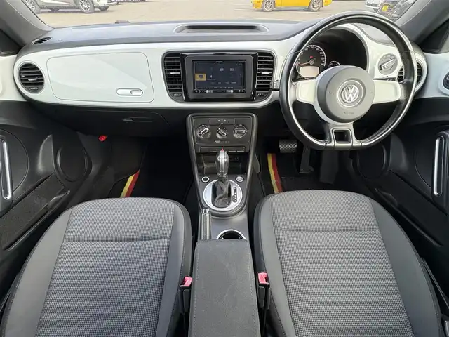 フォルクスワーゲン ザ・ビートル デザイン 大分県 2016(平28)年 7.4万km ピュアホワイト ・ナビ(CD/DVD/BT/AUX/SD)/・バックカメラ/・フルセグテレビ/・ドライブレコーダー/・ETC/・クルーズコントロール/・MTモード付AT/・オートライト/・スマートキー/・プッシュスタートボタン/・フロアマット