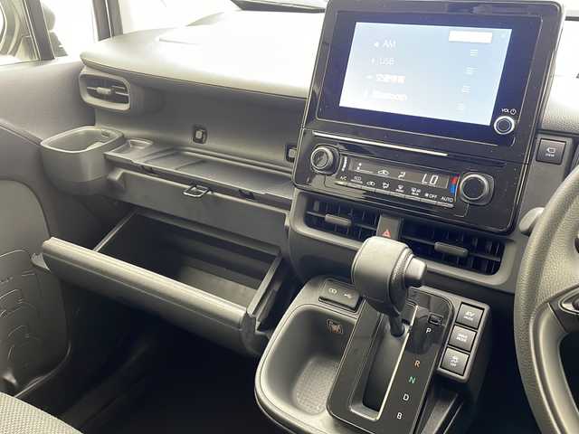 トヨタ シエンタ ハイブリッド G 沖縄県 2023(令5)年 2.4万km ホワイトパールクリスタルシャイン 純正８型ディスプレイオーディオ/　(Bluetooth FM/AM)/アラウンドビューモニター　/両側パワースライドドア　/ＬＥＤヘッドライト　/アダプティブクルーズコントロール　/プッシュスタート　/スマートキー　　/スペアキー/レーンキープアシスト/オートライト/オートマチックハイビーム/ETC