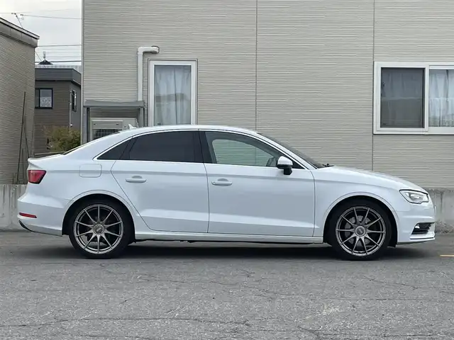 アウディ Ａ３ セダン 1．8 TFSI クワトロ 青森県 2014(平26)年 7.3万km グレイシアホワイトメタリック 4WD/純正メモリナビ/・AM/FM/BT/フォグランプ/レザーシート/パワーシートD/N/シートヒーター/純正フロアマット/コーナーセンサー/パドルシフト/アイドリングストップ/パーキングアシスト/横滑り防止機能/電動パーキングブレーキ/オートライト/センターコンソール/レーダー/ETC/ドラレコ/純正18AW冬タイヤ積み込み有/保証書/取扱説明書